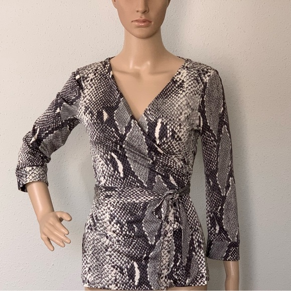 Diane Von Furstenberg Silk Jersey Wrap Tie Animal Printed Top Size 4 - Picture 2 of 9